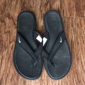 Black Nike size 9 flip flops (like new)